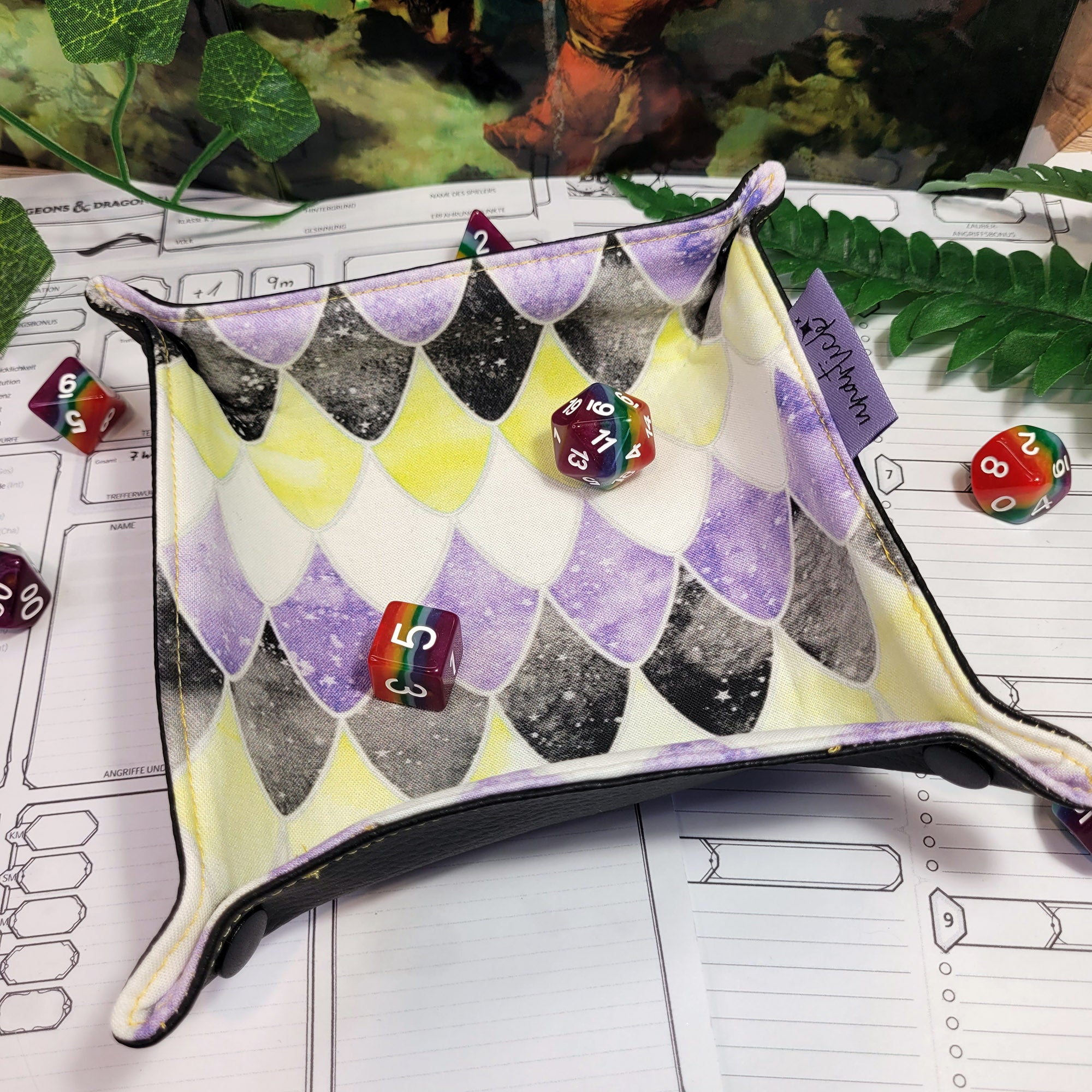 Nonbinary Pride Dragon Scales faltbare Würfelunterlage S