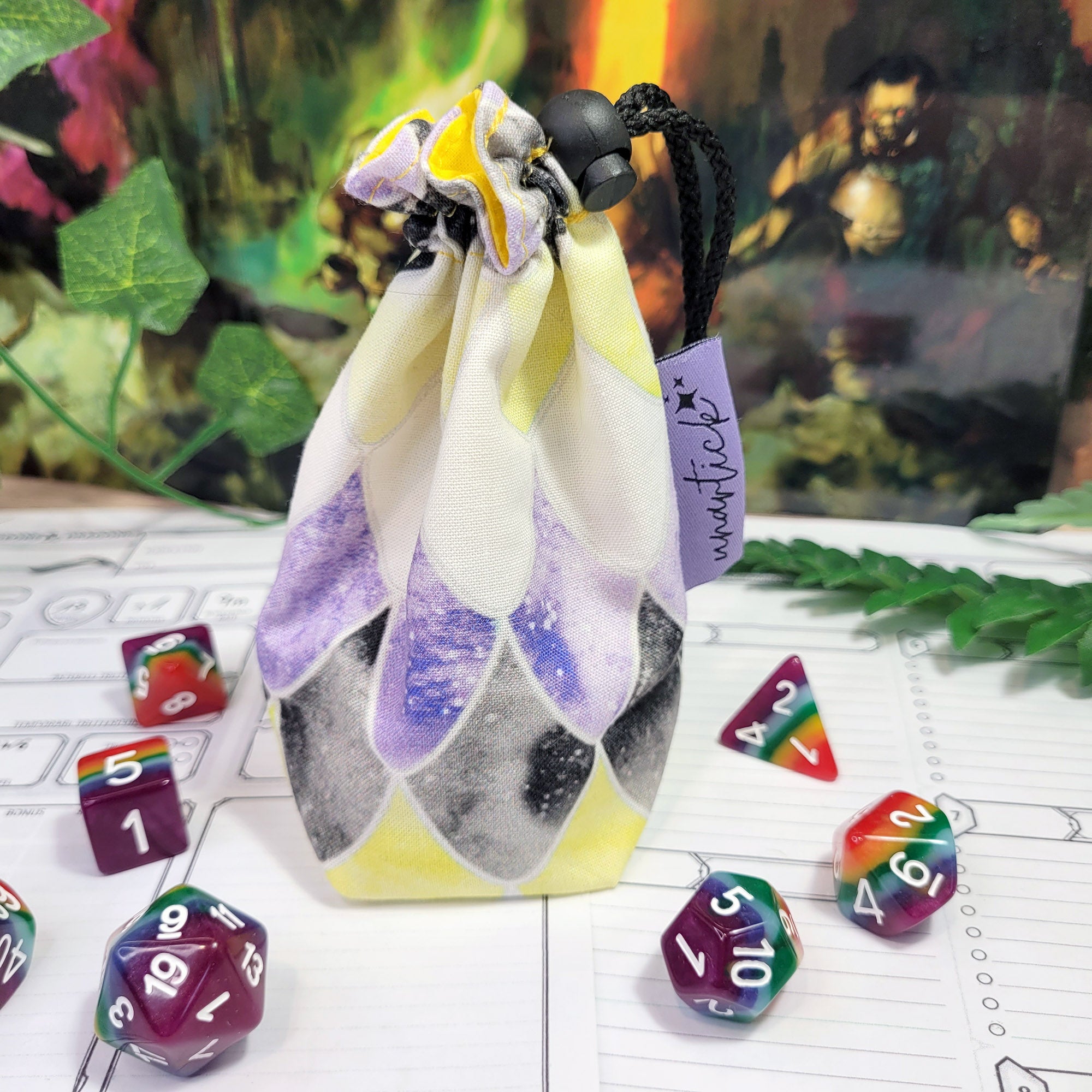Nonbinary Pride Dragon Scales Würfelbeutel S