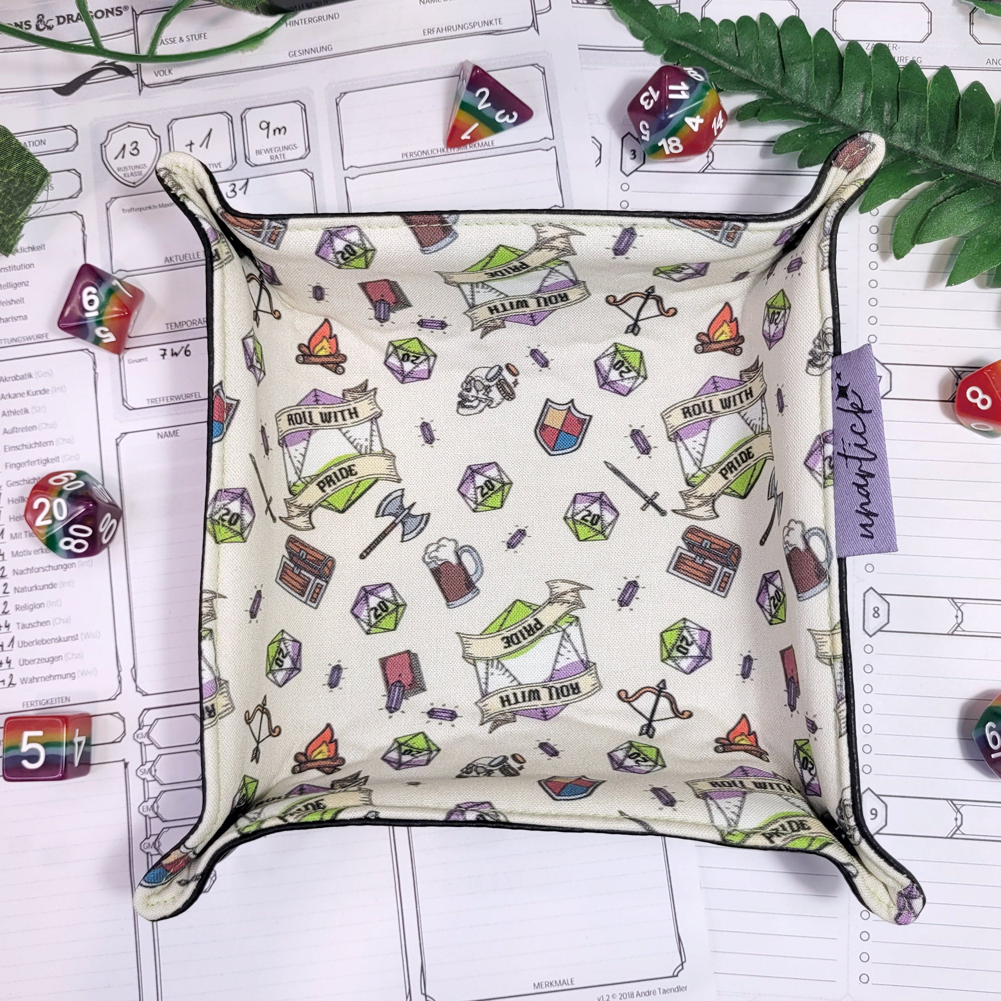 Genderqueer Roll with Pride faltbare Würfelunterlage S