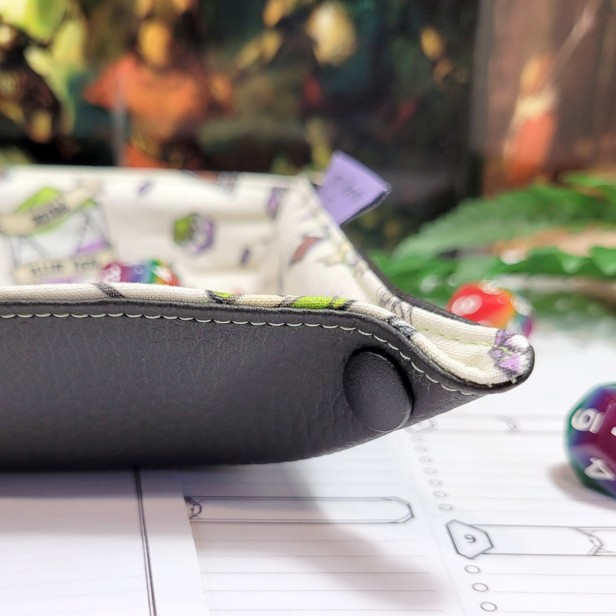 Genderqueer Roll with Pride faltbare Würfelunterlage S