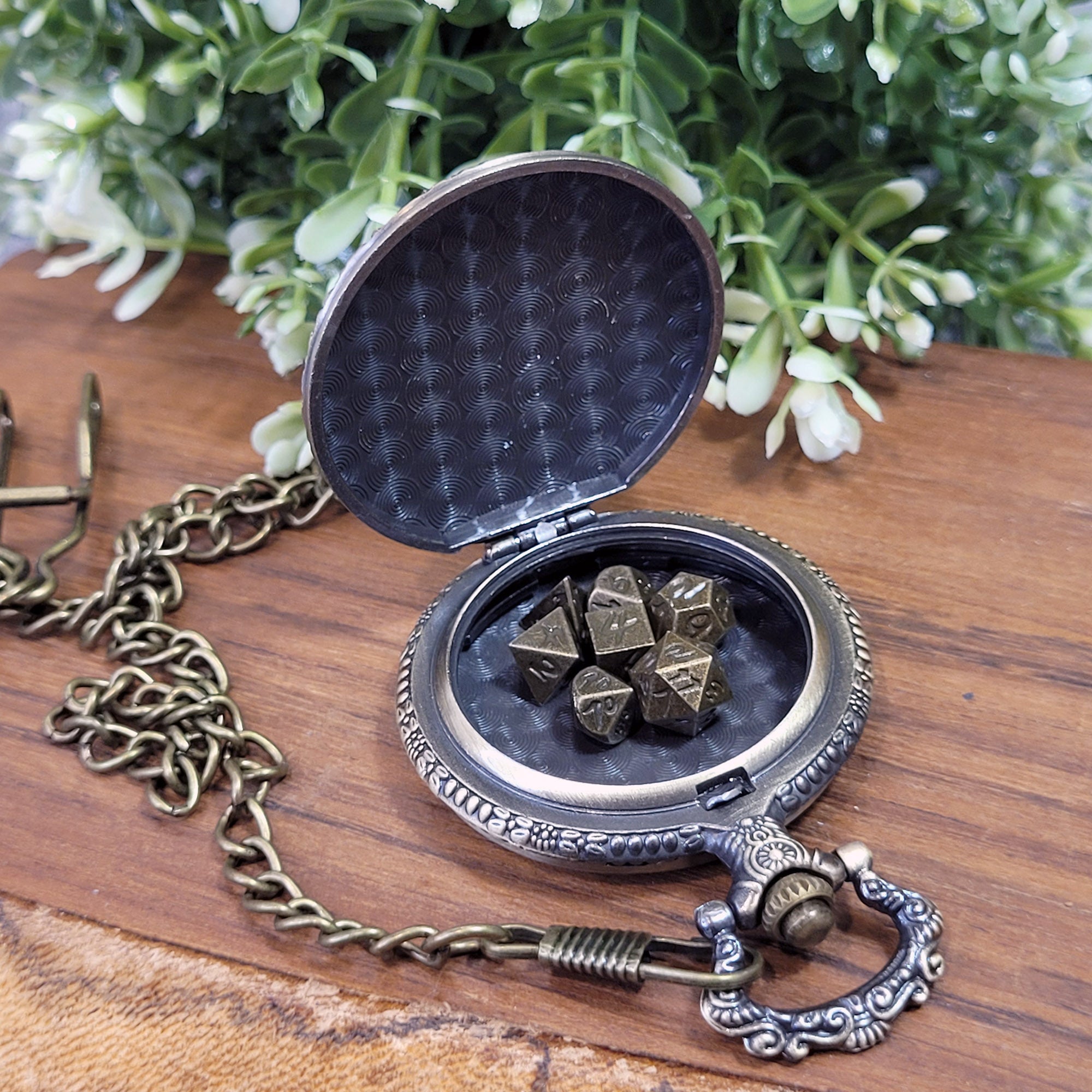 Mini Metallwürfel mit Aufbewahrung im Taschenuhrformat: Brass Watching Eye