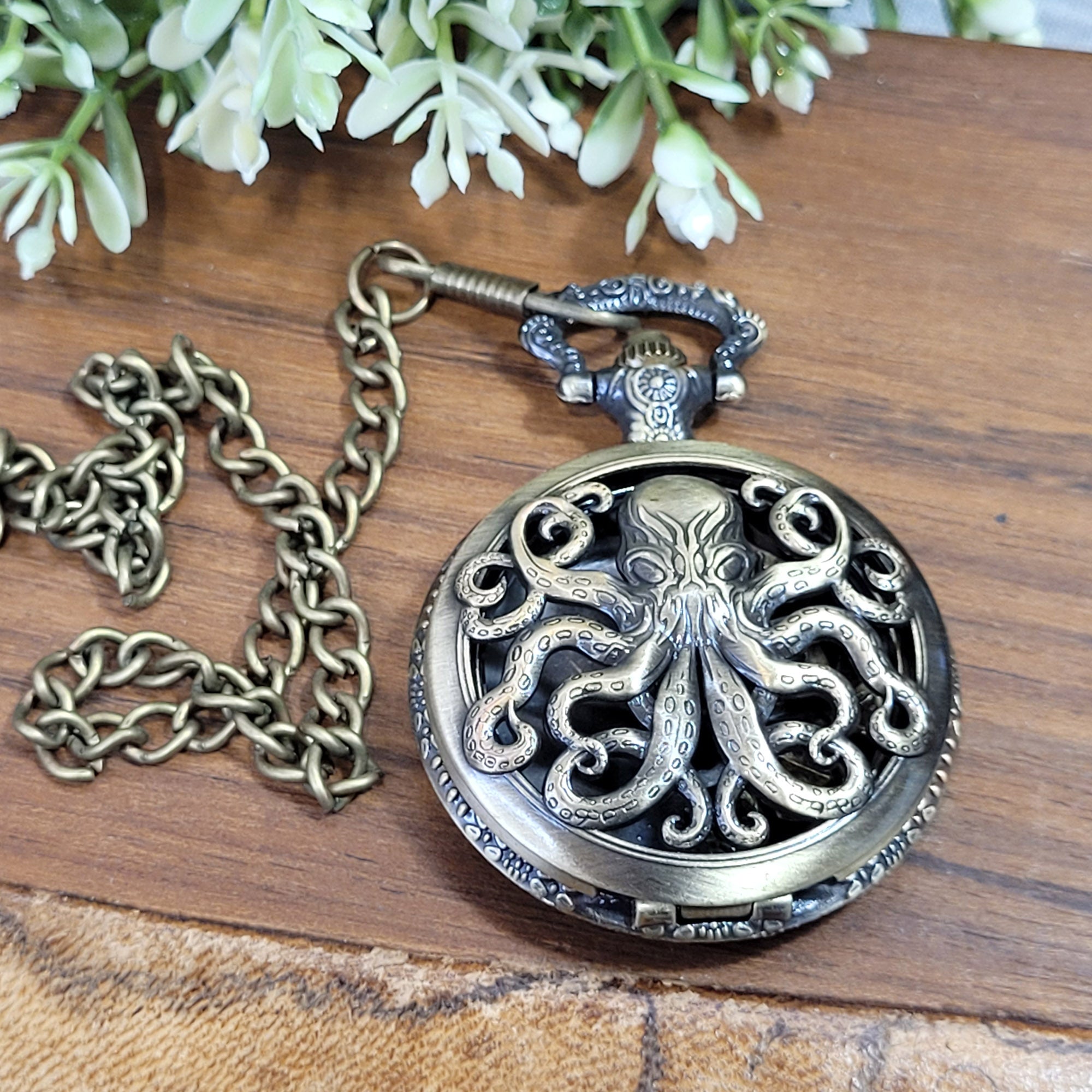 Mini Metallwürfel mit Aufbewahrung im Taschenuhrformat: Brass Kraken