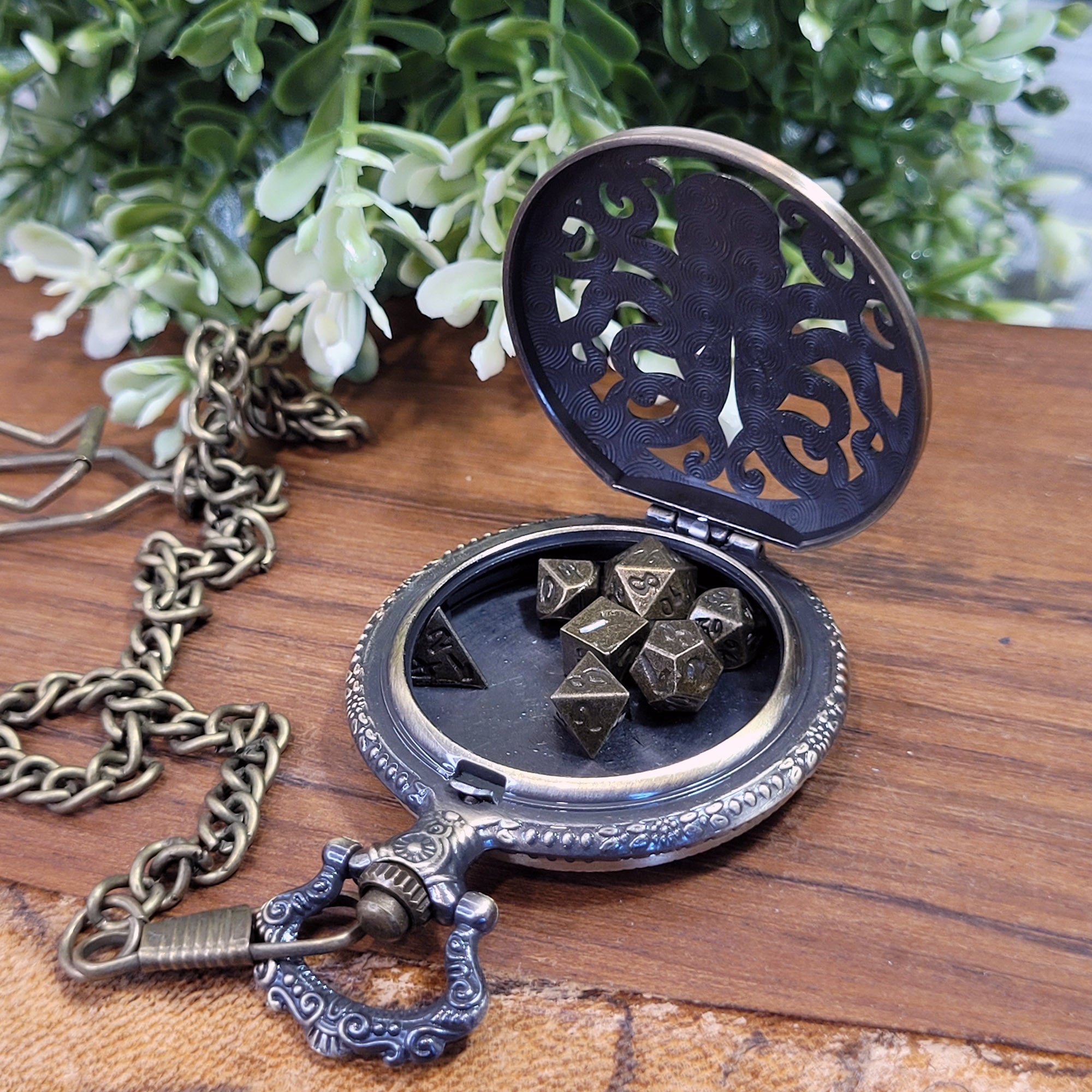 Mini Metallwürfel mit Aufbewahrung im Taschenuhrformat: Brass Kraken