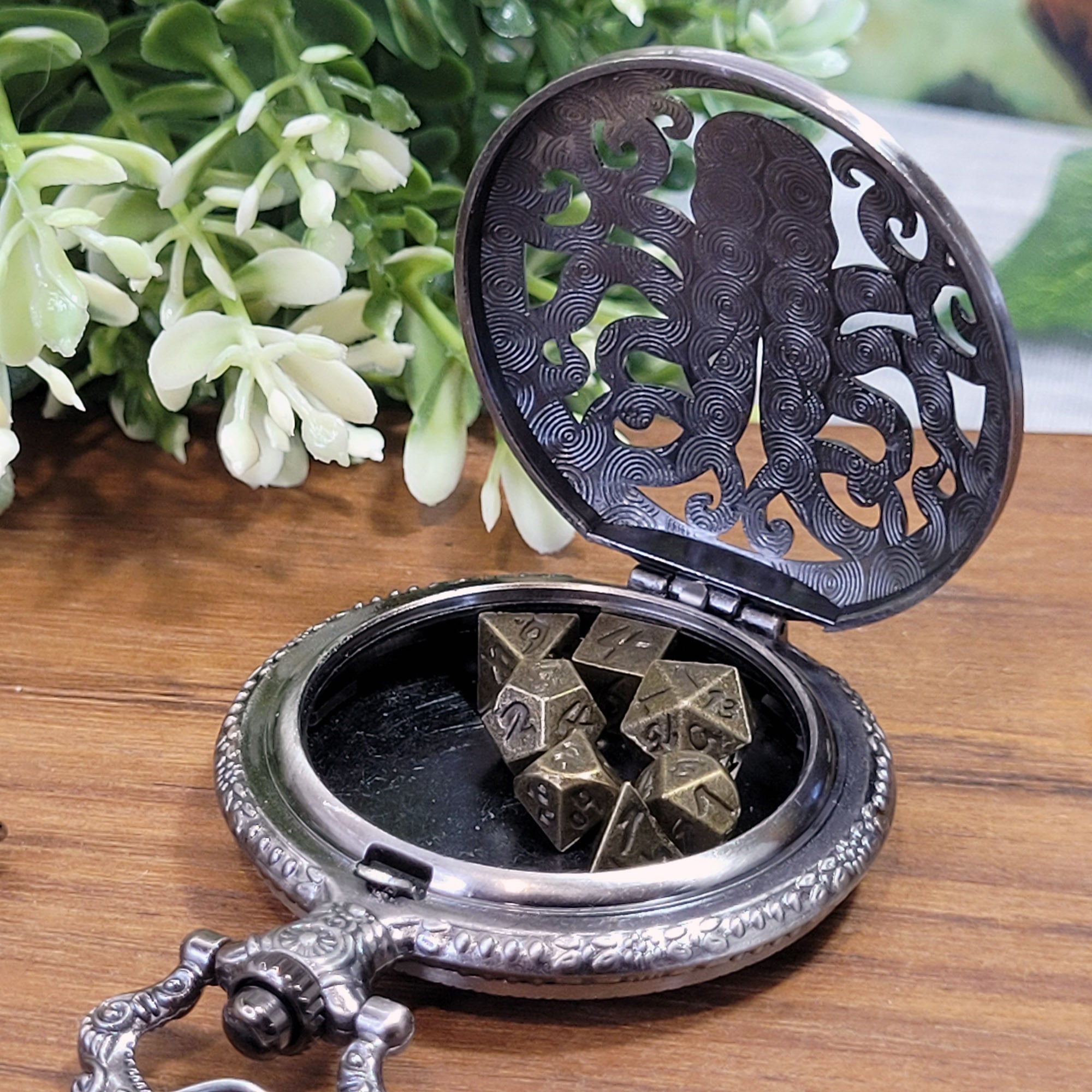 Mini Metallwürfel mit Aufbewahrung im Taschenuhrformat: Silver Kraken