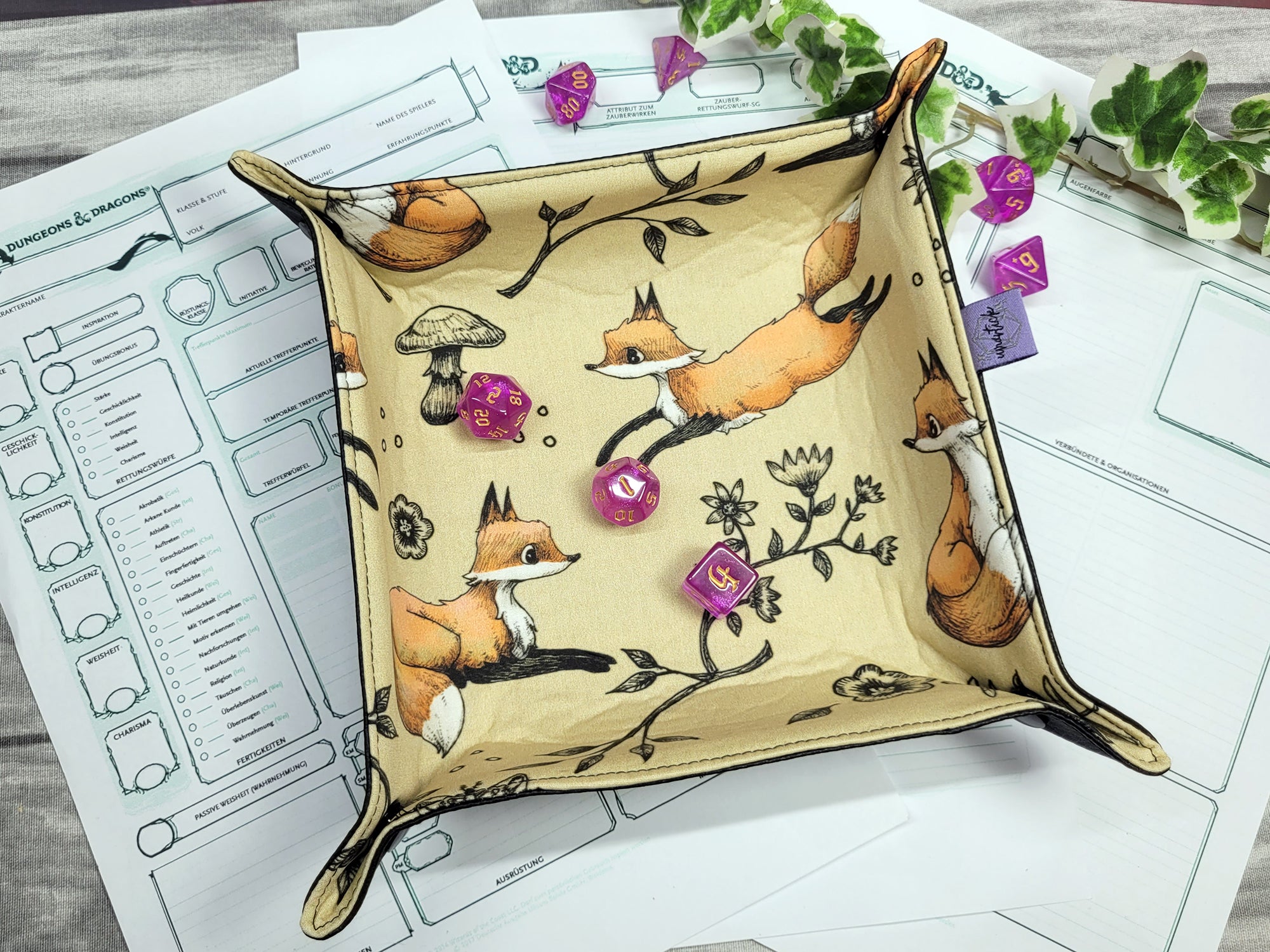 Foxes foldable dice mat L