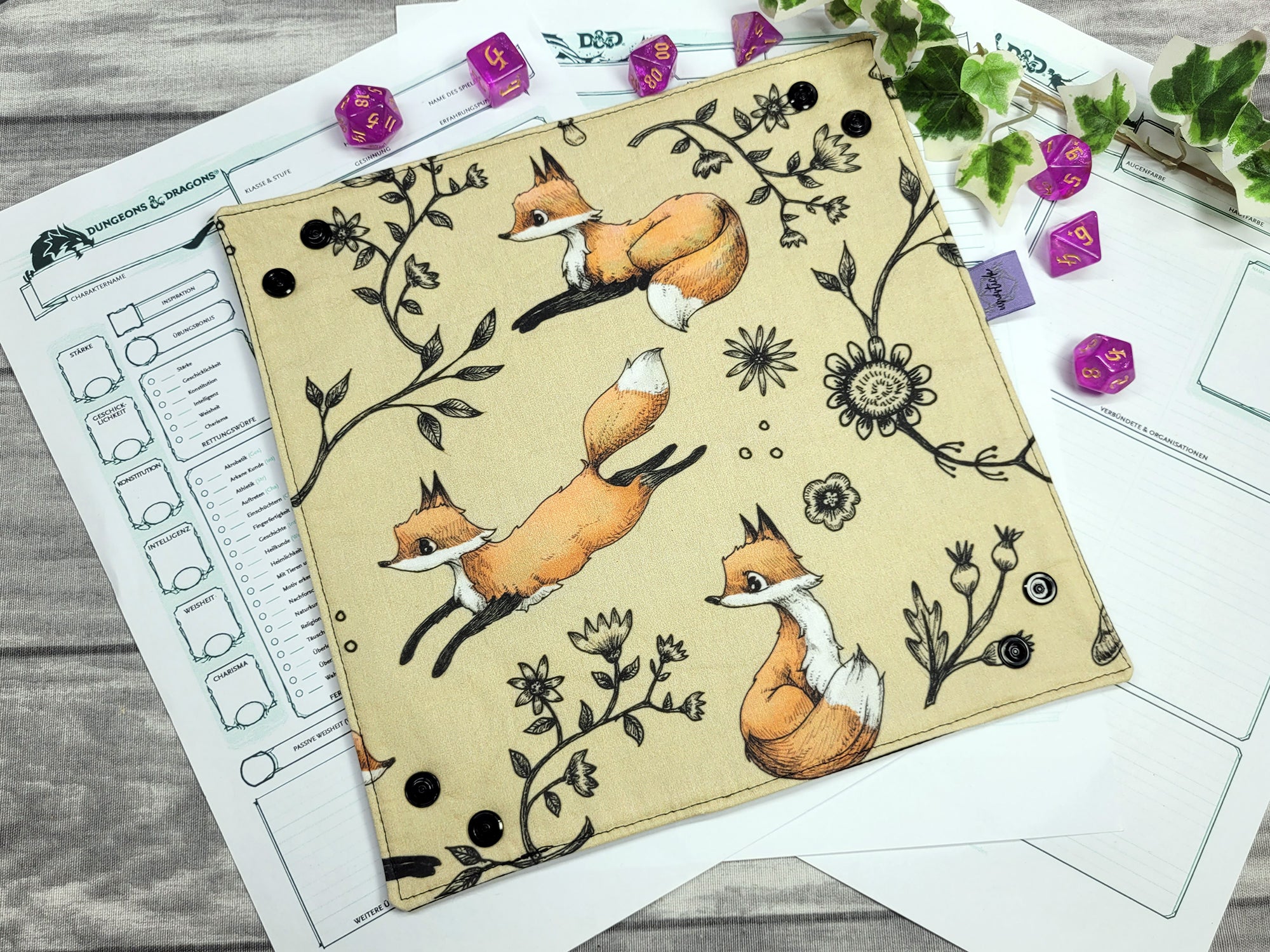 Foxes foldable dice mat L