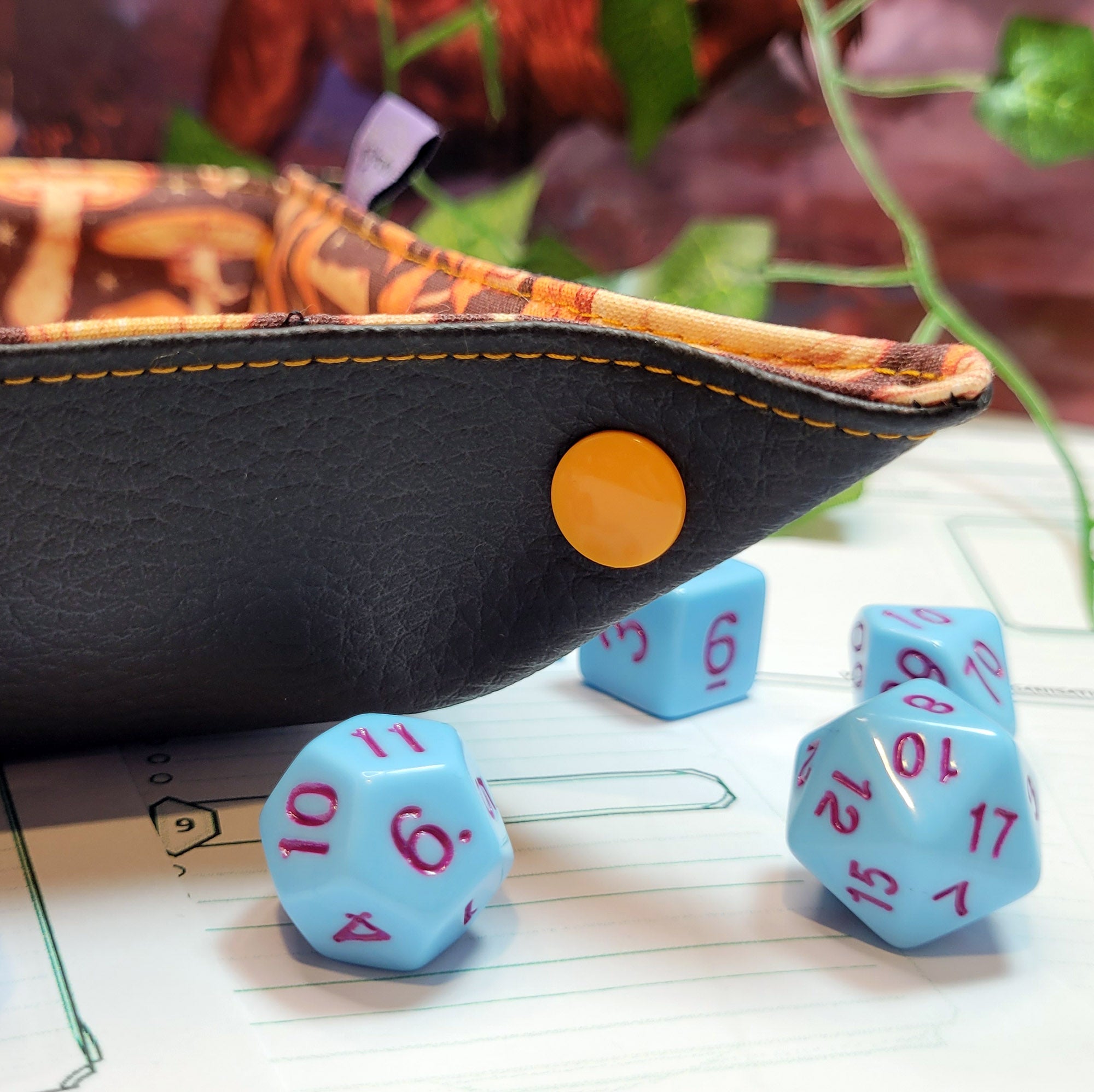 Mushrooms foldable dice mat L