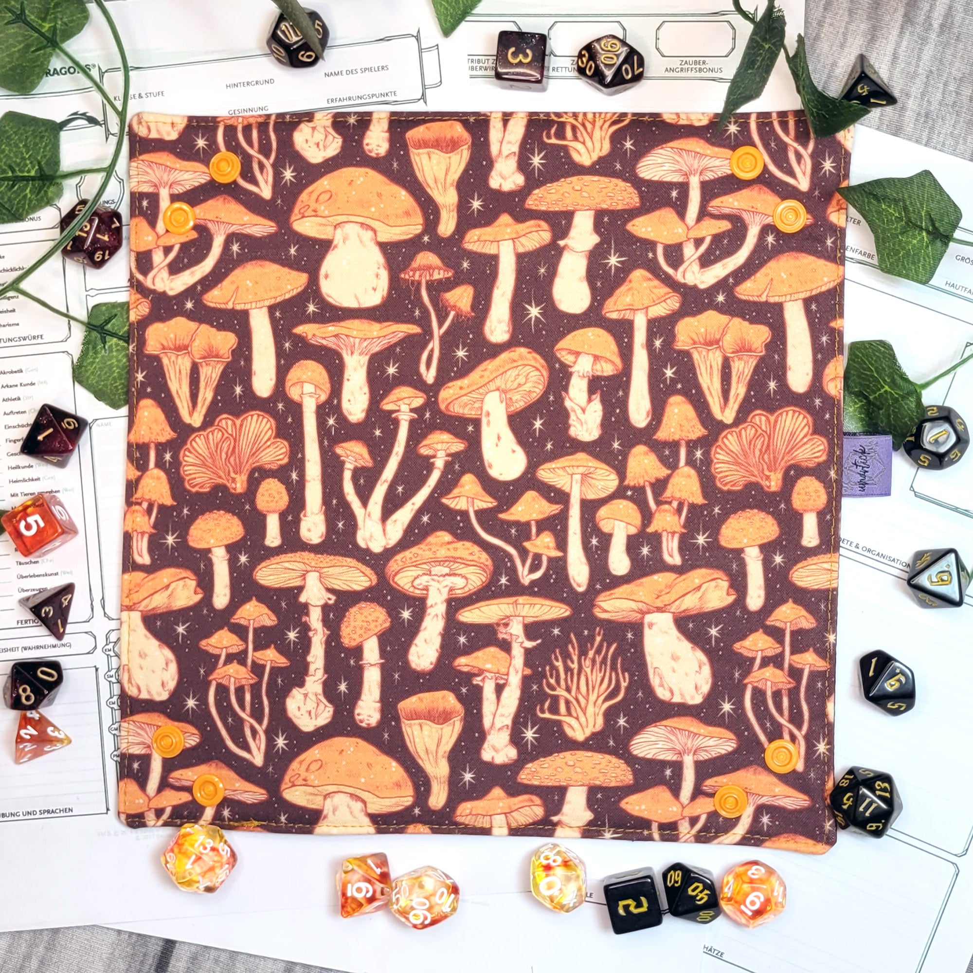 Mushrooms foldable dice mat L