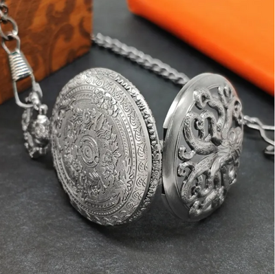 Mini Metallwürfel mit Aufbewahrung im Taschenuhrformat: Silver Kraken