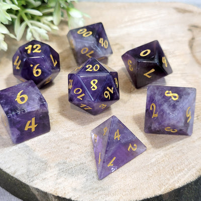 A Vision: Edelsteinwürfel aus violettem Katzenauge