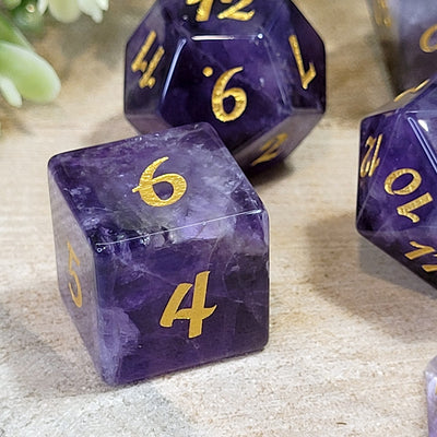A Vision: Edelsteinwürfel aus violettem Katzenauge