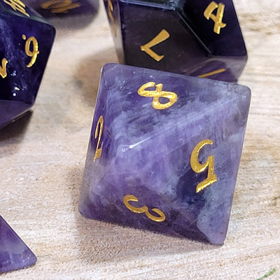 A Vision: Edelsteinwürfel aus violettem Katzenauge