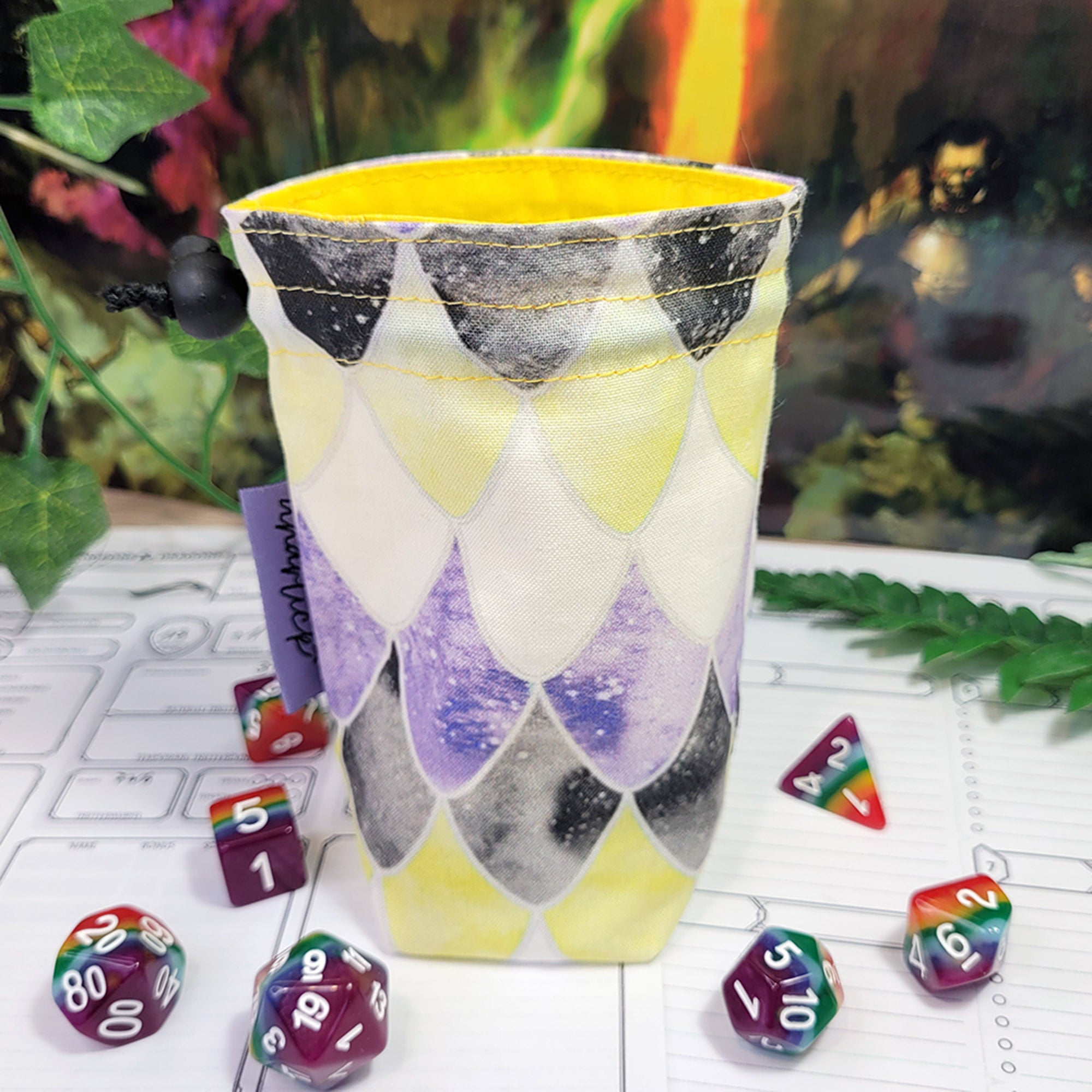 Nonbinary Pride Dragon Scales Würfelbeutel S