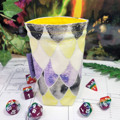 Nonbinary Pride Dragon Scales Würfelbeutel S