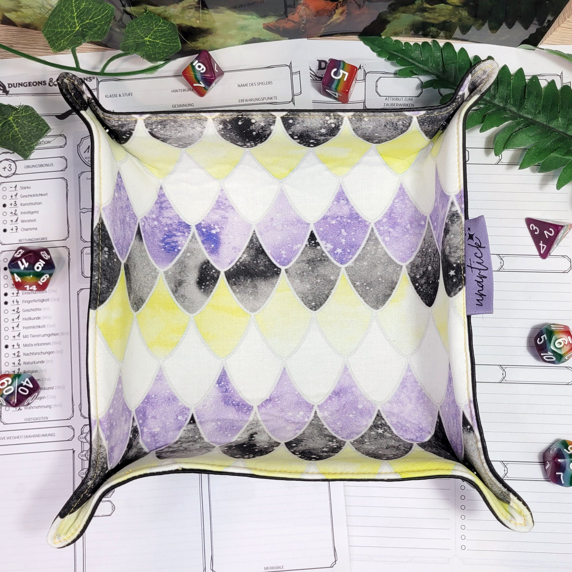 Nonbinary Pride Dragon Scales faltbare Würfelunterlage L