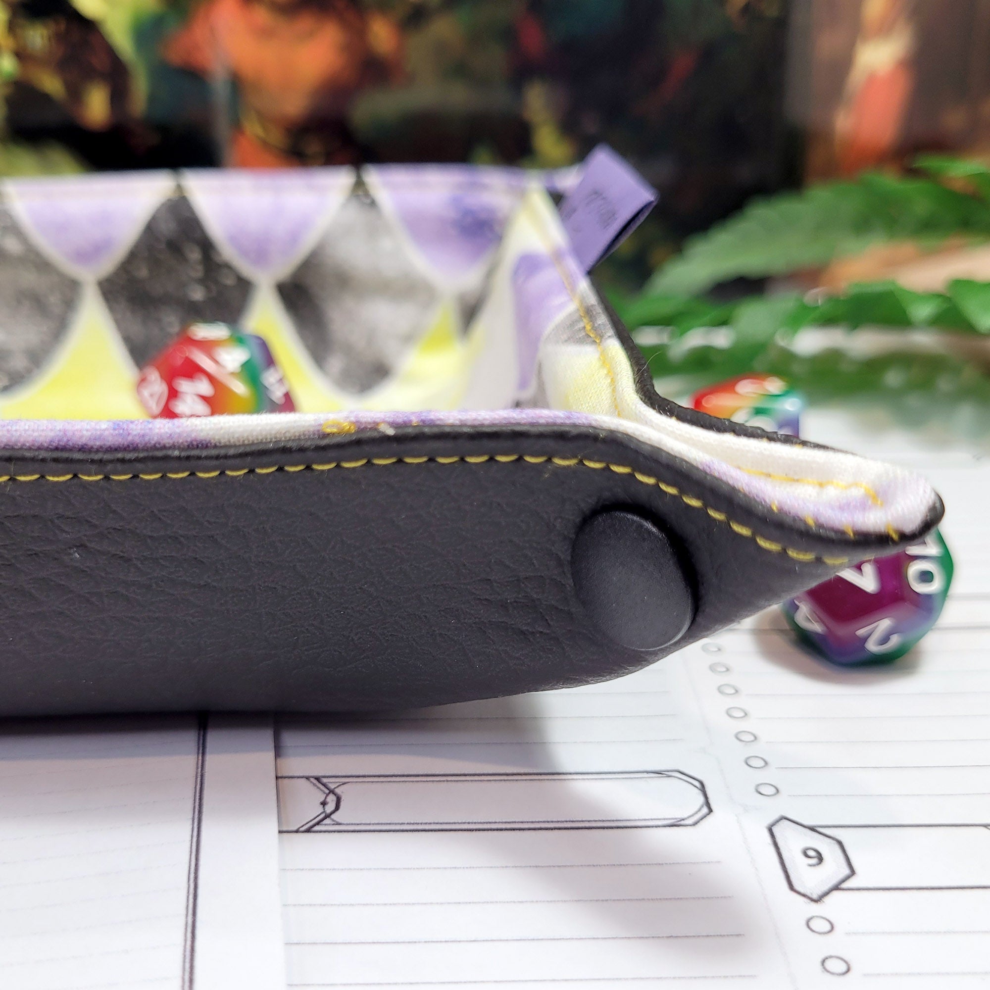 Nonbinary Pride Dragon Scales faltbare Würfelunterlage S