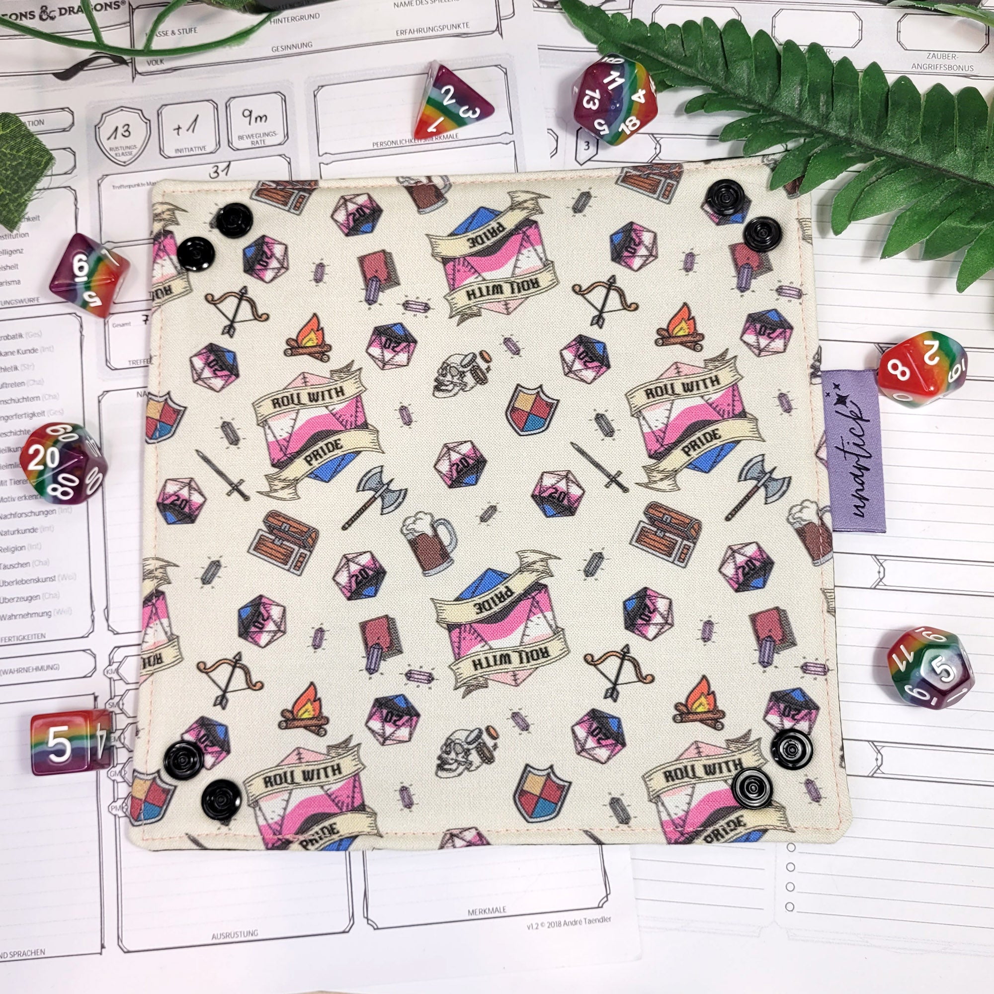 Genderfluid Roll with Pride faltbare Würfelunterlage S