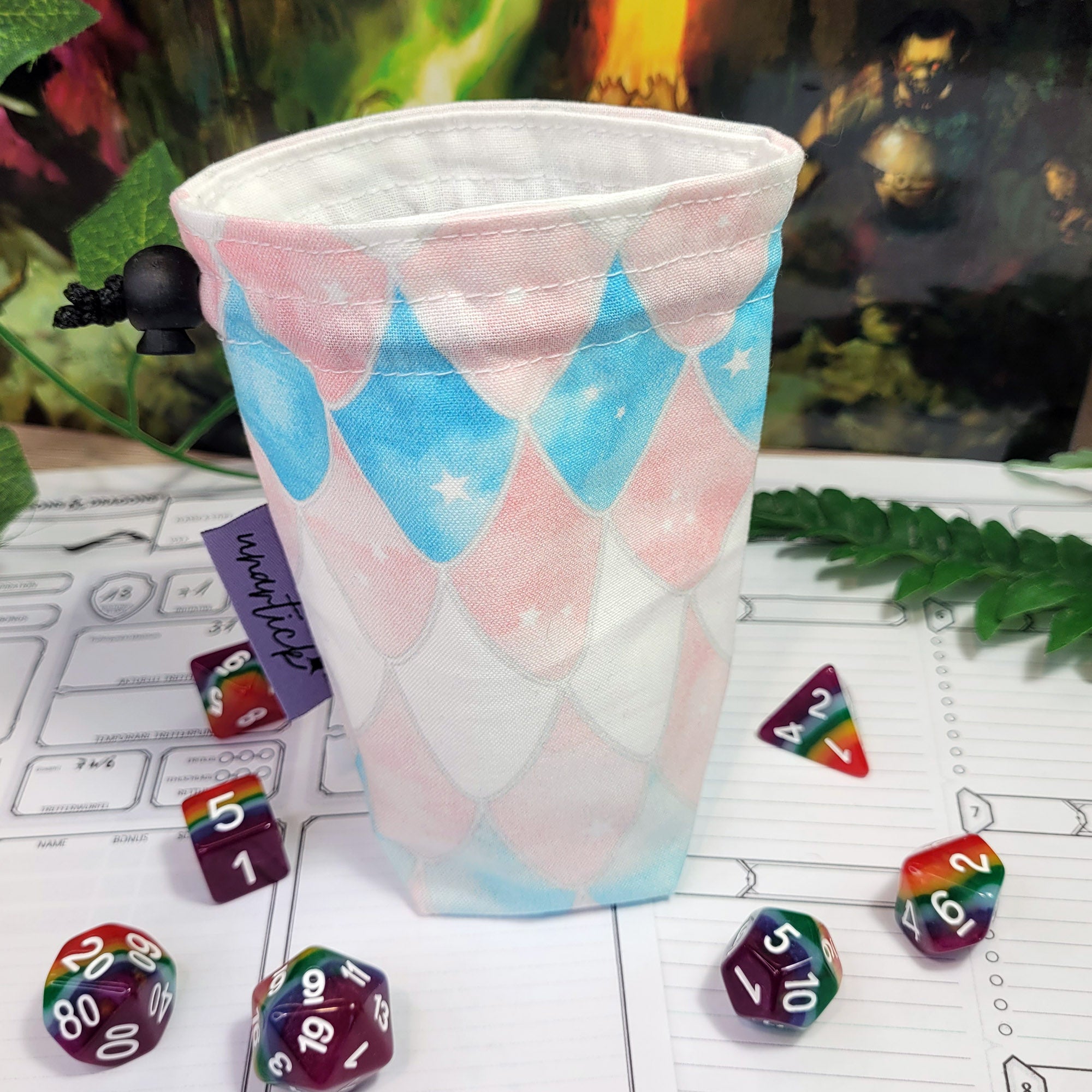 Transgender Pride Dragon Scales Würfelbeutel S