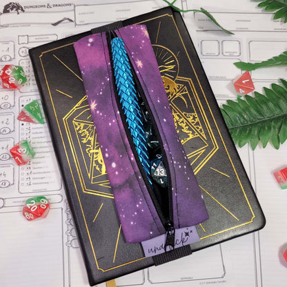 Mäppchen "Purple Galaxy" mit Gummiband