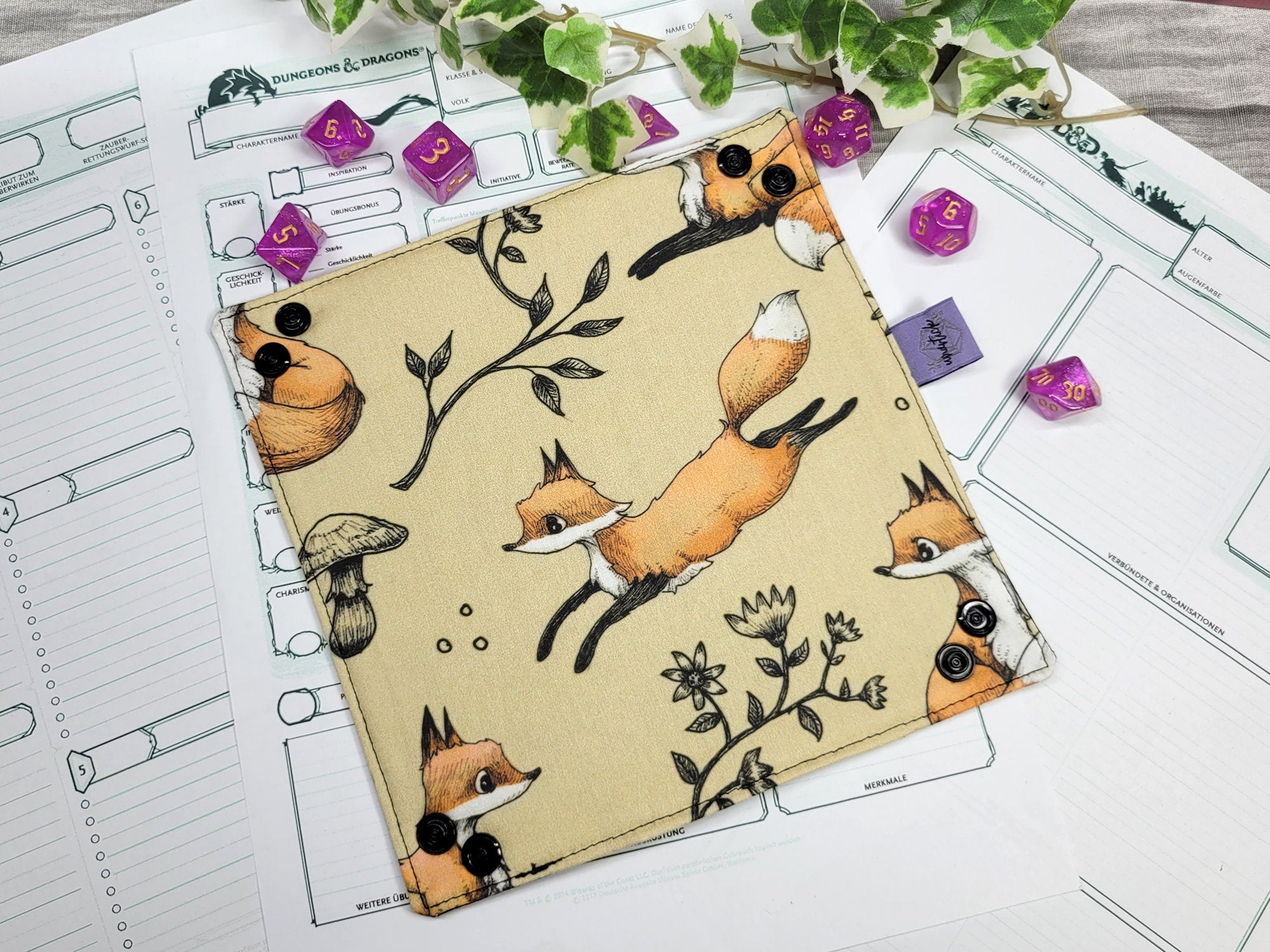 Foxes foldable dice mat S